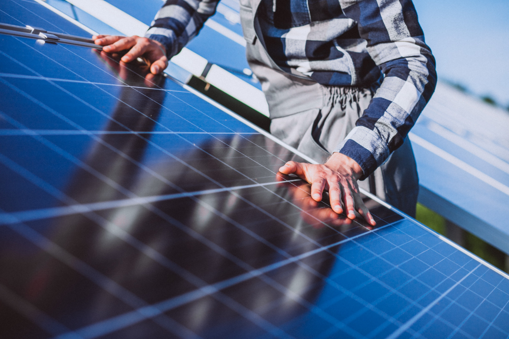 Instalador colocando paneles solares fotovoltaicos