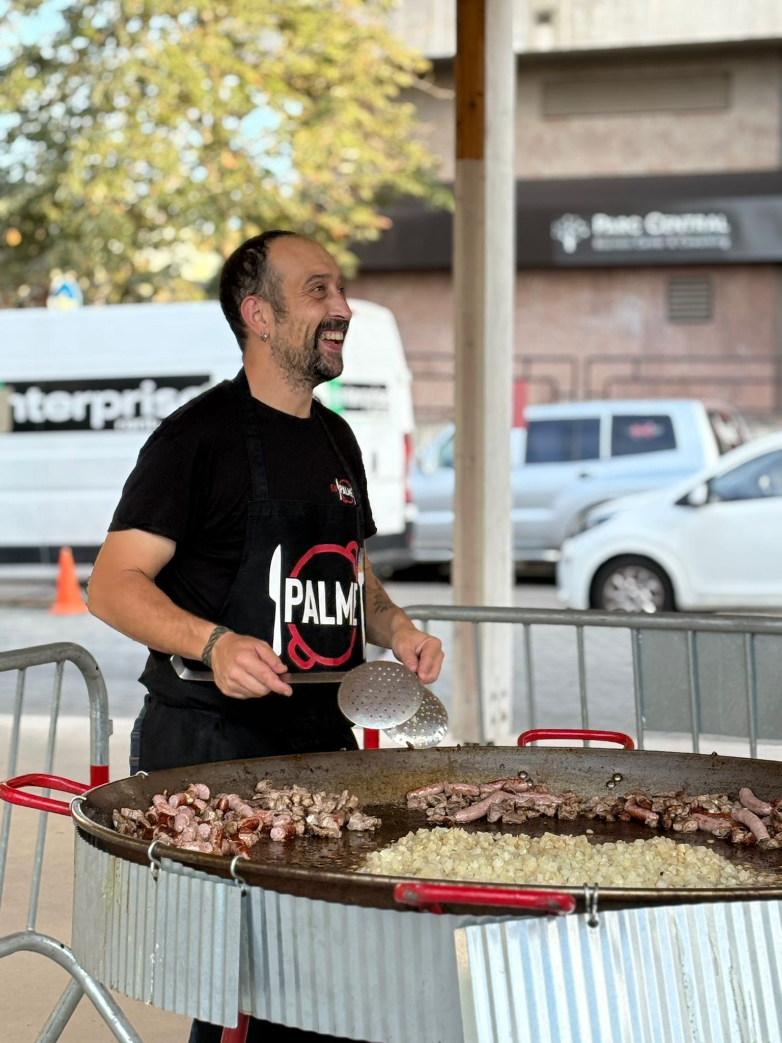 Paella d'arròs cuinada a l'aire lliure durant un esdeveniment