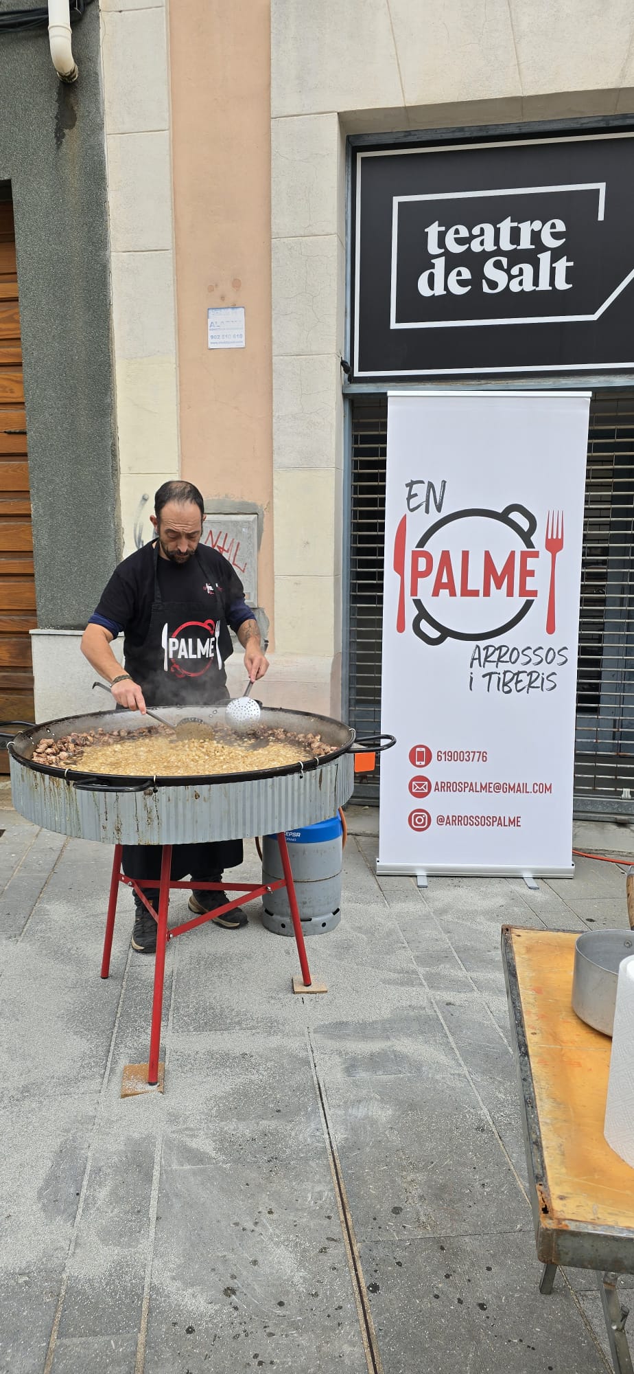 Ivan Palmerola, cuiner i fundador d'Arrossos i Tiberis Palme, cuinant un arròs